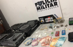 Força Tática descobre festa com 130 pessoas e prende oito homens com ecstasy, maconha e cocaína em Matupá