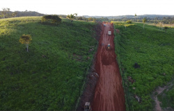 Prefeitura de Apiacás deu inicio ao serviço de rebaixamento de serra na Estrada da Vila Mutum