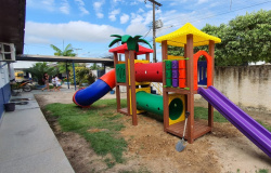 Apiacás: prefeitura instala parquinho playground infantil em escolas municipais