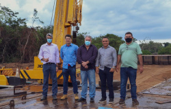 Alta Floresta: Vereadores e prefeito visitam construção de ponte de concreto sobre o Rio Teles Pires
