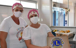 Secretaria de Educação e Lions efetuam entrega de toucas para merendeiras em Nova Monte Verde