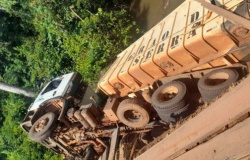 Alta Floresta: Vereadores acompanham retirada de carreta caçamba que caiu em rio na Quarta Leste