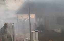 Casa de madeira é parcialmente destruída em incêndio em Colíder