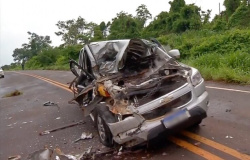 MT: motorista sai ileso de acidente após caminhonete bater em caminhão