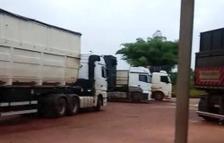 Carretas e caminhões ficam parados em estrada de Apiacás por causa de atoleiros