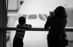 Fim de Ano: crianças podem viajar sem os pais, desde que tenham autorização expressa