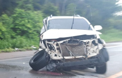 Quatro são socorridos em estado grave após colisão entre carro e caminhonete na BR-163 em Sorriso