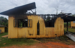 Incêndio destrói casa de madeira em Sorriso