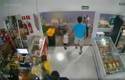 Lucas do Rio Verde: Cliente reage a assalto, toma arma e bota bandido para correr; Veja o vídeo
