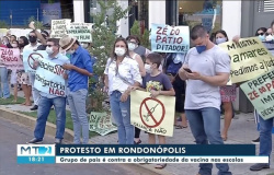Pais fazem protesto contra passaporte da vacina para crianças em Rondonópolis (MT)