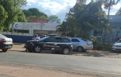 Utilitário atinge viatura da policia civil que fazia conversão na Rogério Silva