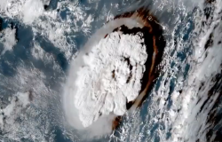 Erupção de vulcão submarino causa tsunami no Pacífico; veja vídeos