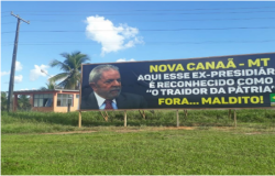 PT requer retirada de outdoor que chama Lula de 'ex-presidiário'