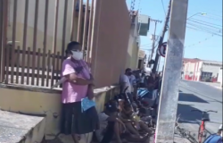 Cuiabá: Populares fazem fila para pegar 'ossinhos' de carne de supermercado