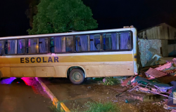 Ônibus invade casa e criança fica ferida em Sorriso; ponto comercial é destruído