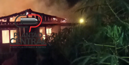 Veja vídeo! Casal de idosos tem casa destruída pelo fogo e escaparam com vida após escutar barulho no telhado