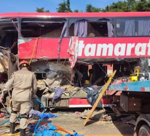 Motorista dorme no volante e causa acidente grave entre ônibus e carreta com 11 mortos na BR-163
