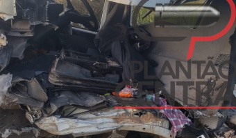 Servindo e salvando! Policiais Militares resgatam motorista  preso as ferragens em colisão de caminhões na BR 364