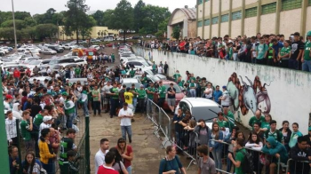 Torcedores e moradores de Chapec se concentram em viglia na Arena Cond, sede do clube do oeste catarinense.