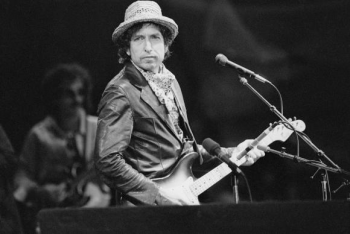 Imagem de arquivo de 1984 mostra o cantor e compositor norte-americano Bob Dylan se apresentando no estdio St. Jakob-Park, em Basel, na SuaArquivo de Keyston/Agncia Lusa/direitos reservados