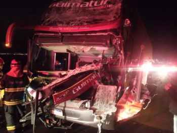 Motorista de ônibus morre ao bater em traseira de caminhão