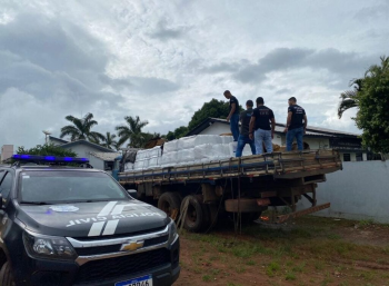 Policia Civil aprende caminhão com 10 mil litros de defensivos agrícolas adulterados