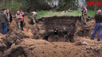 Vídeo: Civis e militares cavam trincheiras para proteger cidade na Ucrânia