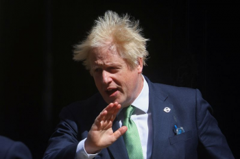 Primeiro-ministro do Reino Unido, Boris Johnson, acena ao deixar a residência oficial de Downing Street, em Londres