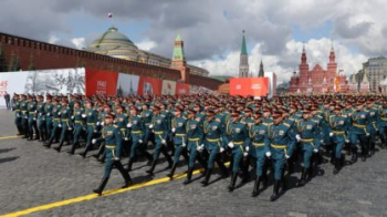 Militares russos desfilam durante comemoração do Dia da Vitória em Moscou