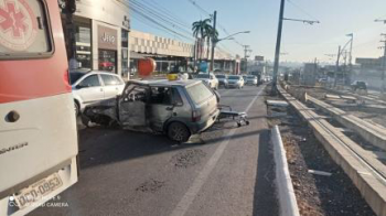 Fiat Uno perde controle, bate em poste e deixa 3 feridos em VG