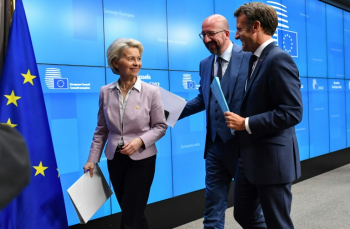 A presidente da Comissão Europeia, Ursula von der Leyen (E), o presidente do Conselho Europeu, Charles Michel (C), e o presidente francês, Emmanuel Macron (D), saem de uma reunião na sede do Conselho Europeu em Bruxelas, em 23 de junho de 2022 - AFP