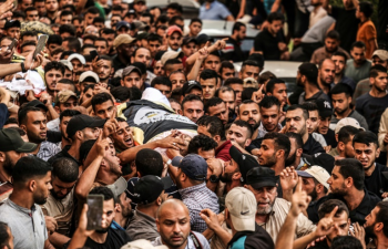 Palestinos carregam os corpos de duas vítimas de ataques israelenses em Gaza em 5 de agosto de 2022 - AFP