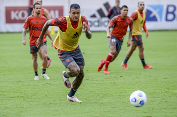 Kenedy no treino do Flamengo de segunda-feira — Foto: Marcelo Cortes/Flamengo