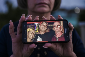 Zoila Rodríguez Marzo mostra a foto de seu marido e filhos presos, em 10 de janeiro de 2022, em sua casa em Havana - AFP