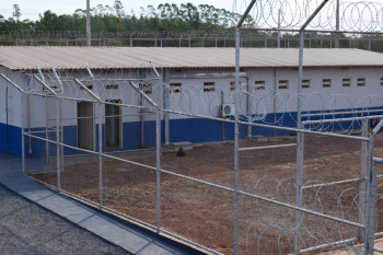 Presos fugiram do Complexo Penitenciário Ahmenon Lemos Dantas em Várzea Grande (MT) — Foto: Michel Alvim
