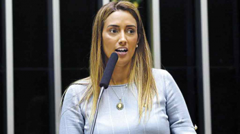Flávia Arruda diz que licença do governo é para descanso com filhas