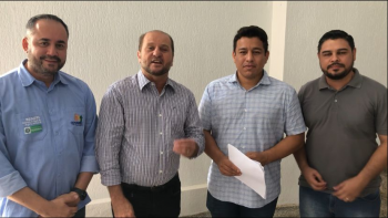 Deputado Cirone Deiró entrega ao prefeito Adailton Fúria depósitos bancários de novos recursos liberados para Cacoal