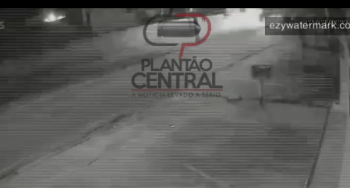 Câmeras de monitoramento registra o momento que caminhonete colide em poste no Centro de Ji-Paraná