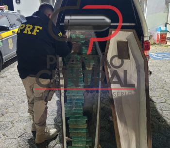 Veja vídeo! Polícia Rodoviária Federal apreende 50 kg de droga dentro de caixão no lugar do defunto