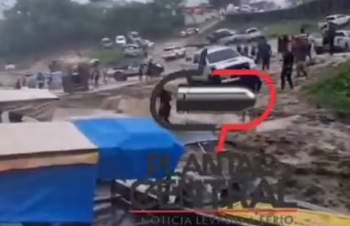 Veja vídeo! Camionete é tragada por desmoronamento em rio de Rondônia