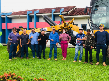 Prefeitura de Apiacás entrega maquinário para a Secretaria Municipal de Obras