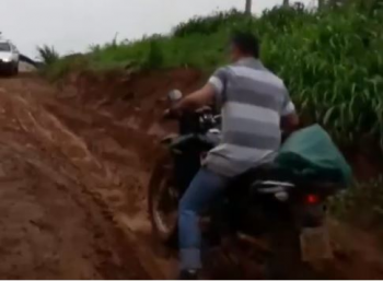 Motociclista passa por prova de 'rally' para atravessar rodovia em Apiacás
