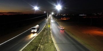 Vice-prefeito avalia que nova iluminação melhorará condições de trafegabilidade na Rodovia Palmiro Paes de Barros