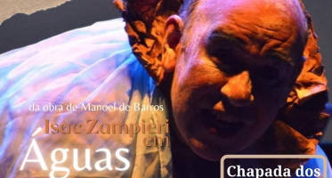 Ator Isac Zampieri traz espetáculo com textos autoral e de Manoel de Barros na Praça Dom Wunibaldo