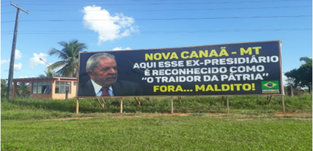 PT requer retirada de outdoor que chama Lula de 'ex-presidiário'