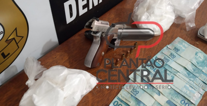 Polícia Civil prende jovem com 1 kg de cocaína, pistola e dinheiro, prejuízo do traficante chega a mais de 25 mil reais