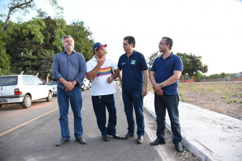 Prefeito Emanuel Pinheiro vistoria obras de pavimentação no Real Parque e Jardim Pauliceia