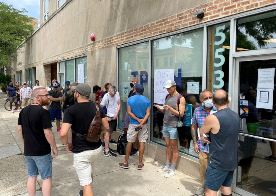 Pessoas fazem fila do lado de fora de clínica para receber vacina contra varíola do macaco em Chicago